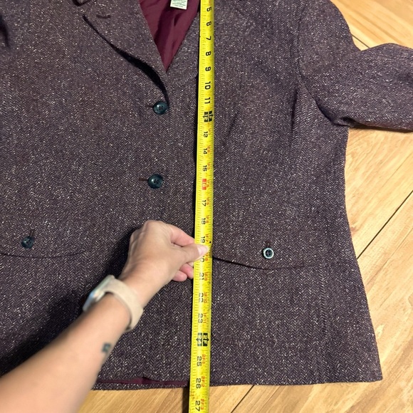 L.L. Bean medium wool nylon silk blazer. In excellent condition. Burgundy color - Picture 8 of 11